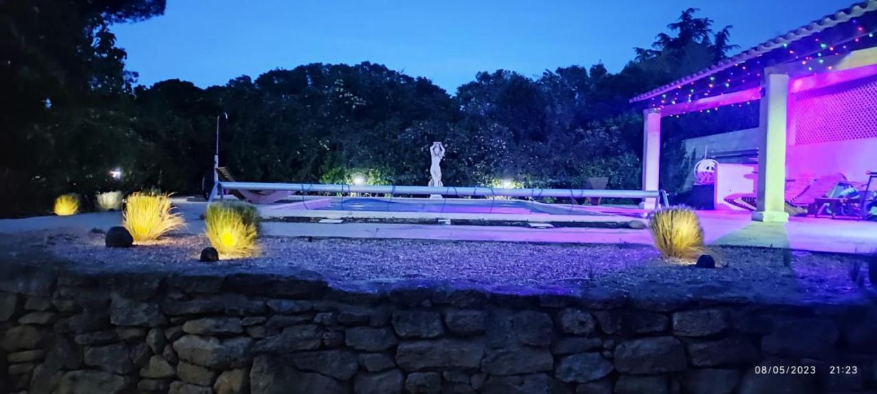 Offrez-Vous Un Sejour Dans Notre Studio T1 Bis A Entressen Une Grande Piscine Pour Se Rafraichir ,Un Espace De Jeux Pour Enfants Pour Des Heures De Divertissement Un Terrain De Petanque Pour Des Parties Endiablees Exteriör bild